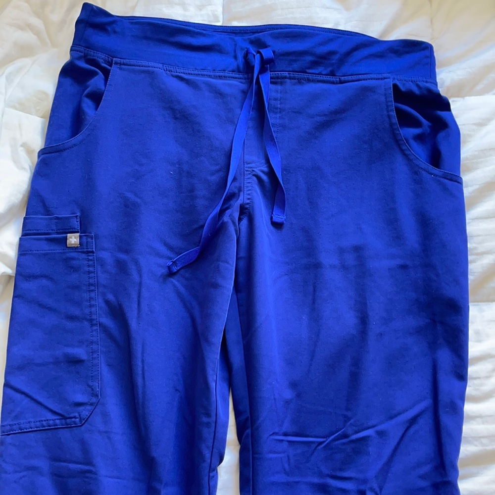 Figs Petite Kade Cargo Scrub Pants in Deep Royal Blue